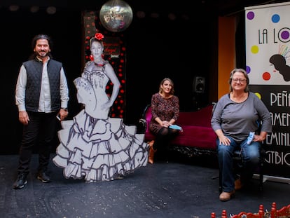 Mario González, Sonia Arnáiz y Carmen Rodríguez (de izquierda a derecha), fundadores de 'La Lola', la primera peña flamenca LGTBI+ de España, en su sede en La Guarida del Ángel de Jerez de la Frontera.