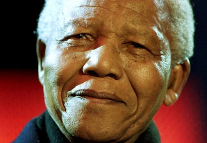 El ex presidente de Sudáfrica Nelson Mandela sonríe desde una tribuna en Trafalgar Square, Londres, durante un concierto conmemorativo del séptimo aniversario de la democracia multirracial en Sudáfrica, en 2001.