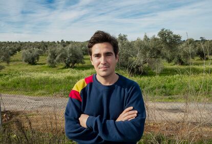 Nicolás Moya Gosca posa entre los olivos de Torres, Jaén.
