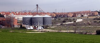 Imagen de la periferia de Torrejón de Velasco, con unos silos en desuso.