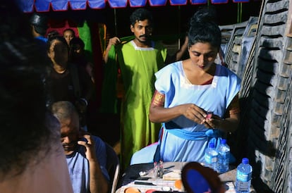 Leela y sus compañeros se maquillan y visten para una representación de 'Charandas' en Chilaw (Sri Lanka).