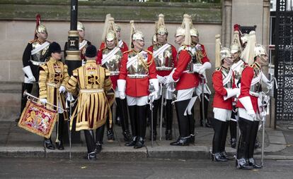 Los mimebros de la Household Cavalry esperando la llegada de la reina.