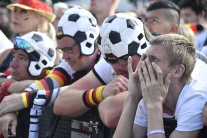 Seguidores de la selección alemana reaccionan tras la derrota.   