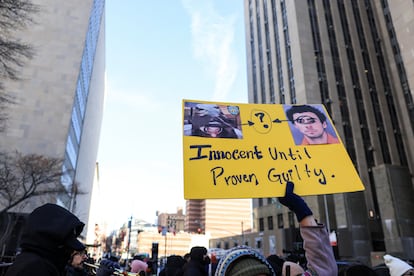 Un manifestante ondea un cartel que dice: "Inocente hasta que se demuestre lo contrario", el 23 de diciembre en Nueva York.