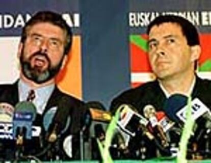 El presidente del Sinn Fein, Gerry Adams, y Arnaldo Otegi, portavoz de Batasuna, en Bilbao hace tres años