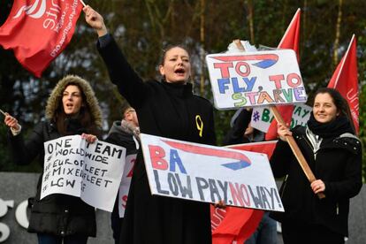 Azafatas de British Airways durante la protesta celebrada esta ma&ntilde;ana en el aeropuerto escoc&eacute;s de Glasgow.