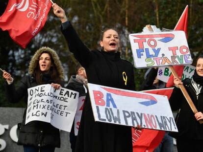 Azafatas de British Airways durante la protesta celebrada esta ma&ntilde;ana en el aeropuerto escoc&eacute;s de Glasgow.