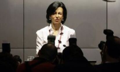 Ana Patricia Bot&iacute;n, presidenta de Santander, en una rueda de prensa de 2009.