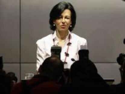 Ana Patricia Bot&iacute;n, presidenta de Santander, en una rueda de prensa de 2009.