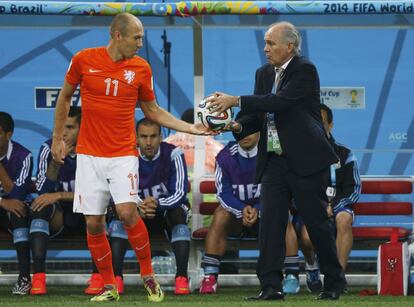 El seleccionador argentino Alejandro Sabella entrega la pelota al delantero holand&eacute;s Arjen Robben.