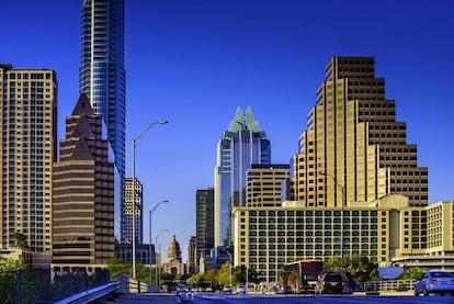 Entre los rascacielos que se concentran en el Downtown de Austin están The Austonian, de 185 metros de alto, la Frost Bank Tower (157), o el One Congress Plaza (119). Al fondo de la imagen, la cúpula del Capitolio de Austin.