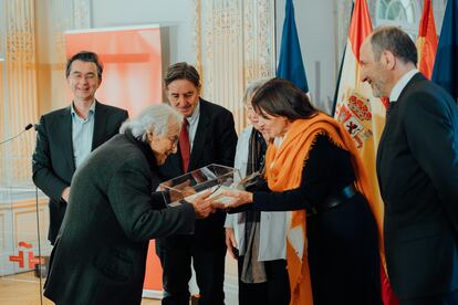 Adonis en el momento de recibir el premio Joan Margarit de las manos de Anne Hidalgo, alcaldesa de París.