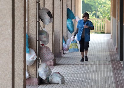 Colgadores donde los vecinos de Usurbil (País Vasco) colocan las bolsas de basura con el sistema de recogida puerta a puerta.