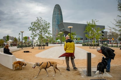 Nuevos pipicanes, espacios para dejar libres a las mascotas. En Glòries ya había uno tocando a la Clariana y este nuevo está junto a la calle Dos de Maig.