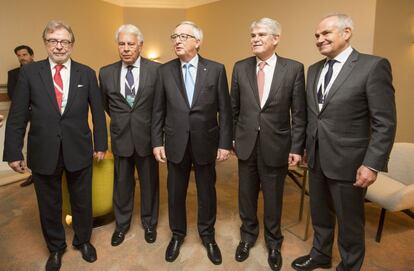 De izquierda a derecha: Juan Luis Cebrián, presidente de EL PAÍS; Felipe González, expresidente del Gobierno; Jean-Claude Junker, presidente de la Comisión Europea; Alfonso Dastis, ministro de Exteriores, y Antonio Caño, director de EL PAÍS.