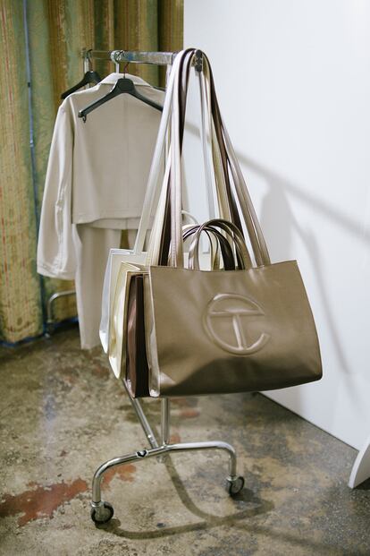 Los bolsos de Telfar en el backstage del desfile