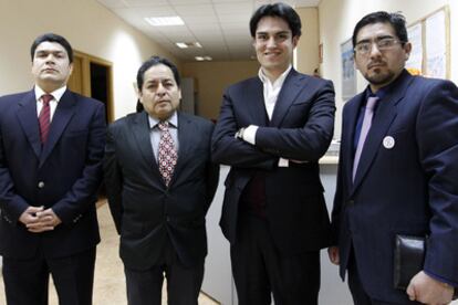 Walter Roa, el segundo por la izquierda, junto a tres colaboradores en el bufete que le asesoró para fundar Comunidad Emigrante.