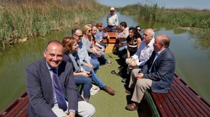 Joan Calabuig visita La Albufera en barca junto parte de su equipo del PSOE de Valencia.