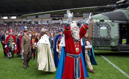 Sus Majestades los Reyes Magos han hecho su entrada triunfal en helicóptero al campo de fútbol de Las Gaunas, donde han sido recibidos por la alcaldesa de Logroño, Cuca Gamarra, quien ha agradecido al ejército de tierra el traslado de los Reyes hasta el campo de fútbol. 