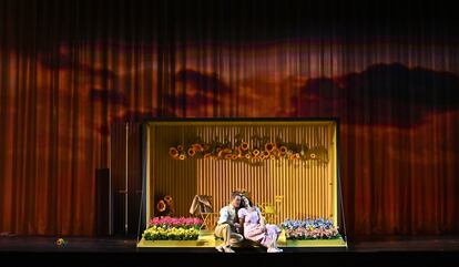 Piero Pretti (Gabriele) y Roberta Mantegna (Amelia), en el contenedor-floristería de ella, en el primer acto de 'Simon Boccanegra'.