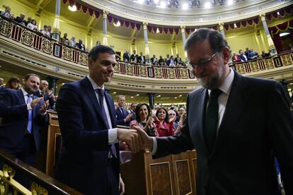 Pedro Sánchez (l) shakes Mariano Rajoy’s hand in Congress on Friday.