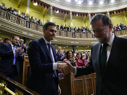 Pedro Sánchez (l) shakes Mariano Rajoy’s hand in Congress on Friday.