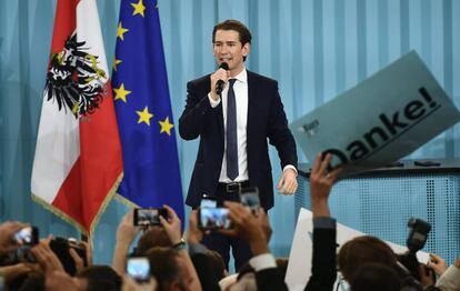 El l&iacute;der conservador austriaco, Sebastian Kurz, celebra el domingo la victoria electoral con sus seguidores en Viena. 