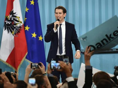 El l&iacute;der conservador austriaco, Sebastian Kurz, celebra el domingo la victoria electoral con sus seguidores en Viena. 