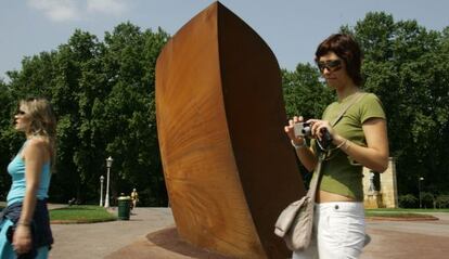 La escultura 'New Union', de Richard Serra, instalada en los jardines del parque de Doña Casilda, junto al Museo de Bellas Artes de Bilbao.