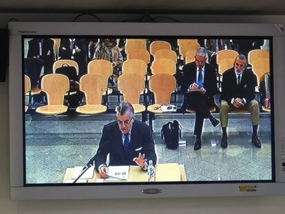 Imagen del monitor instalado en la sala de prensa de la Audiencia Nacional de la declaración del extesorero del PP Luis Bárcenas