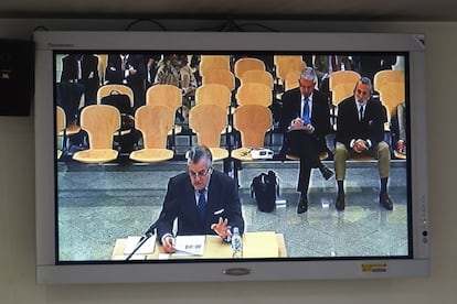 Imagen del monitor instalado en la sala de prensa de la Audiencia Nacional de la declaración del extesorero del PP Luis Bárcenas