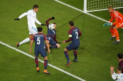 Ocasión de gol de Raphael Varane ante el PSG.  