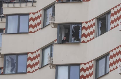 Una residente local examina los daños en su apartamento tras el ataque de dron ucranio en Vidnoye.