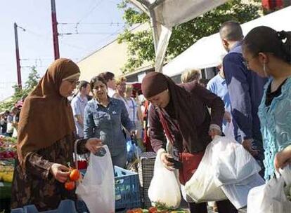 Mujeres musulmanas, en el Mercado de la Estación del Sur de Bruselas.