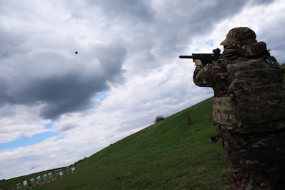 Un militar realiza prácticas de tiro para abatir drones, este sábado en el este de la región de Járkov.