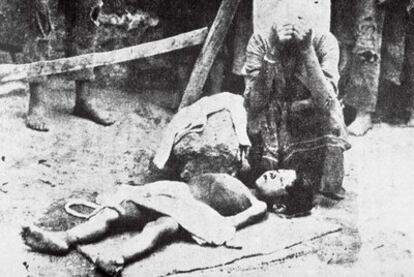 Una mujer se lamenta junto al cuerpo de un niño muerto durante las deportaciones y matanzas de armenios en la I Guerra Mundial.