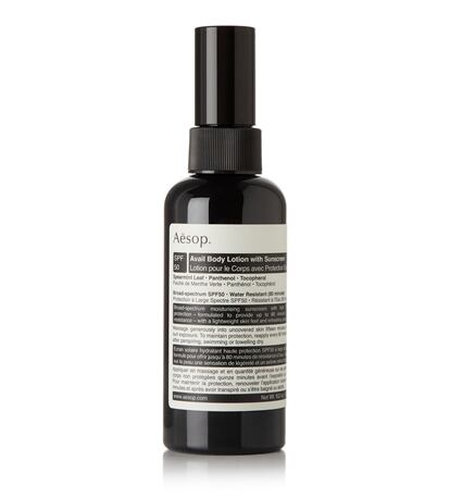 Loción corporal de Aēsop con SPF 50 que protege de los rayos UVA y UVB, enriquecido con vitamina C, de fácil absorción y que proporciona 80 minutos de máxima protección.