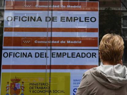 Una mujer observa un anuncio de una oficina del SEPE en Madrid el 5 de octubre.