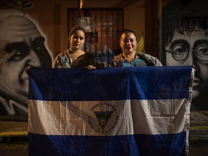 Xavi (i) y María huyeron a Costa Rica tras el ataque contra una barricada. 
