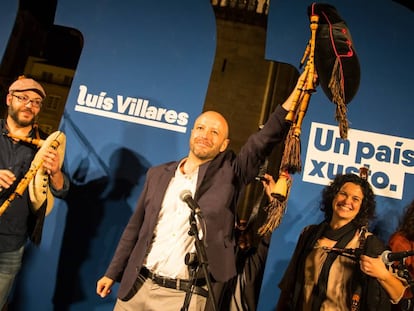 Villares celebra con la gaita el final de un mitin durante la &uacute;ltima campa&ntilde;a electoral.