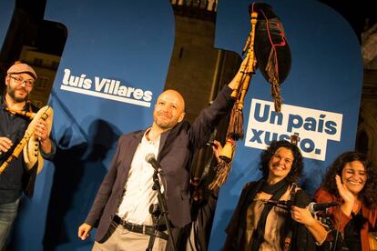 Villares celebra con la gaita el final de un mitin.