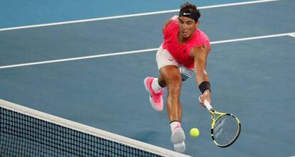 Nadal trata de alcanzar la pelota en una acción del partido.