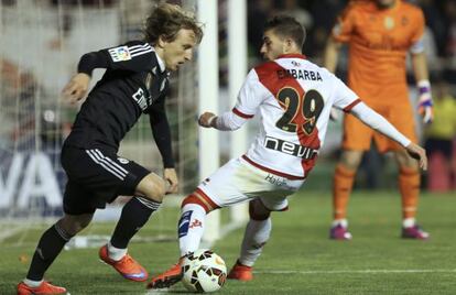 Luka Modric se va de Embarba, del Rayo.