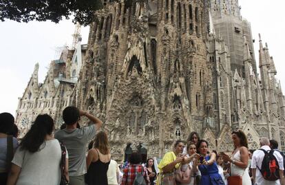 Grupos de turistas frente a la Sagrada Familia en Barcelona.