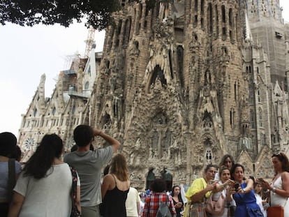 Grupos de turistas frente a la Sagrada Familia en Barcelona.