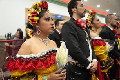 Bailarinas y mariachis en la misa de urna presente.