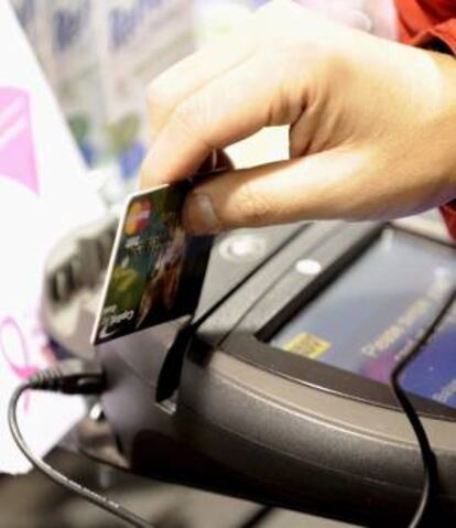 Una persona usa su tarjeta para una de sus compras navideñas. EFE/Archivo