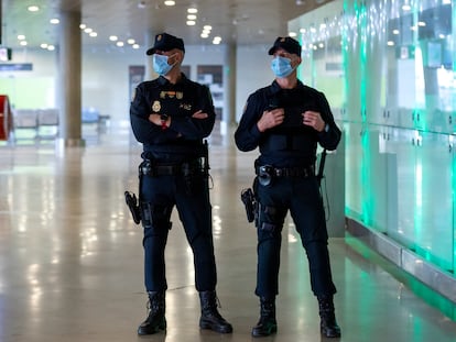 Agentes de la Policía Nacional en el aeropuerto de Manises, en Valencia, donde se han reforzado los controles.
