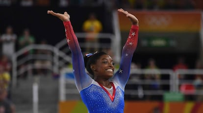 Simone Biles compite en los Juegos de Río 2016.