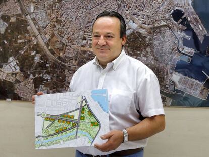 El concejal de Urbanismo de Valencia, Vicent Sarrià, muestra el plano del PAI del Grau. 